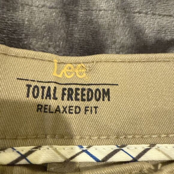 LEE Pants Mens 30x32 Chino Total Freedom Relaxed Fit Straight Khaki Stretch NWT - Picture 3 of 10